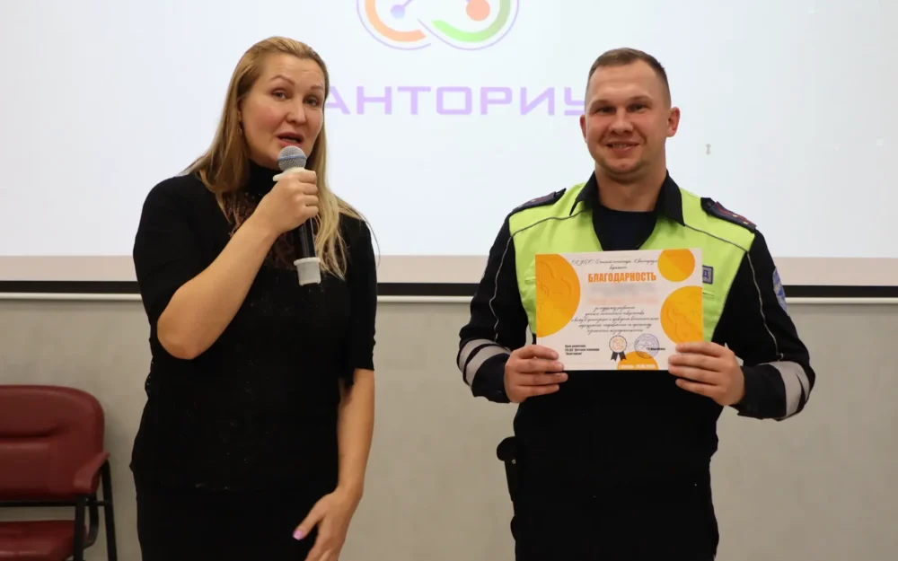 Брянским школьникам показали работу криминалистов и служебного добермана