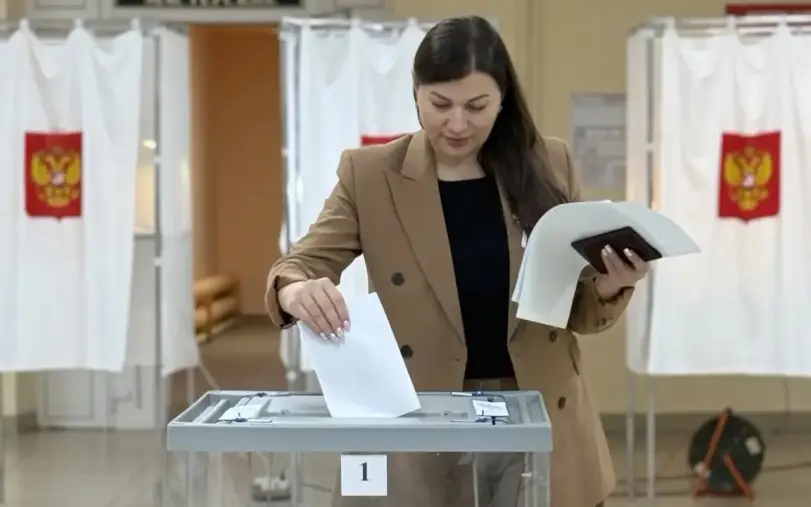 Председатель брянского избиркома проголосовала в завершающий день выборов