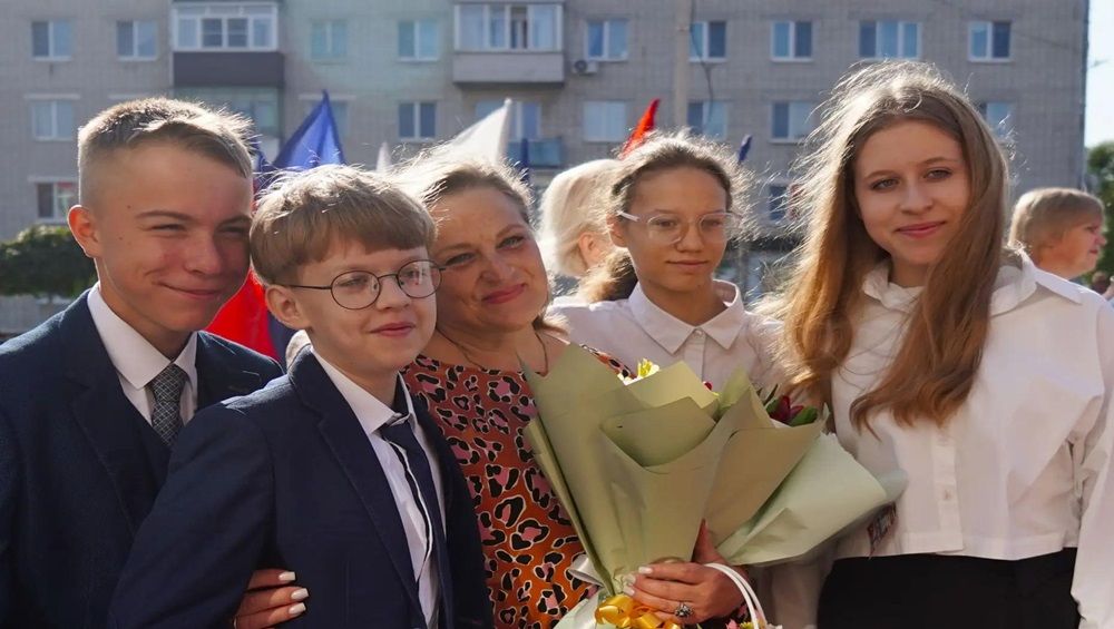 Брянский глава Ковальчук в День знаний побывал на школьной линейке в Любохне