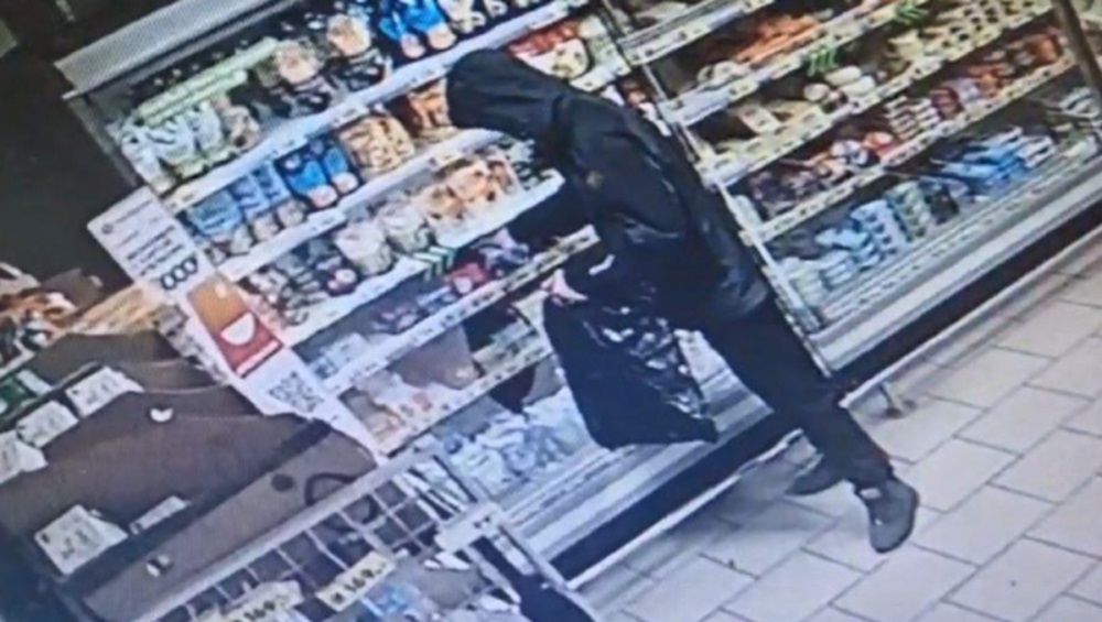 В Брянске 30-летнего мужчину задержали за кражу кофе и 85 шоколадок из магазина