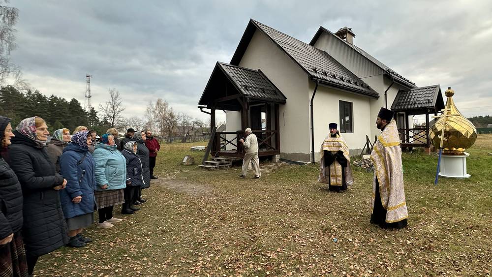 В Стеклянной Радице освятили крест и купол нового храма, но нужна помощь