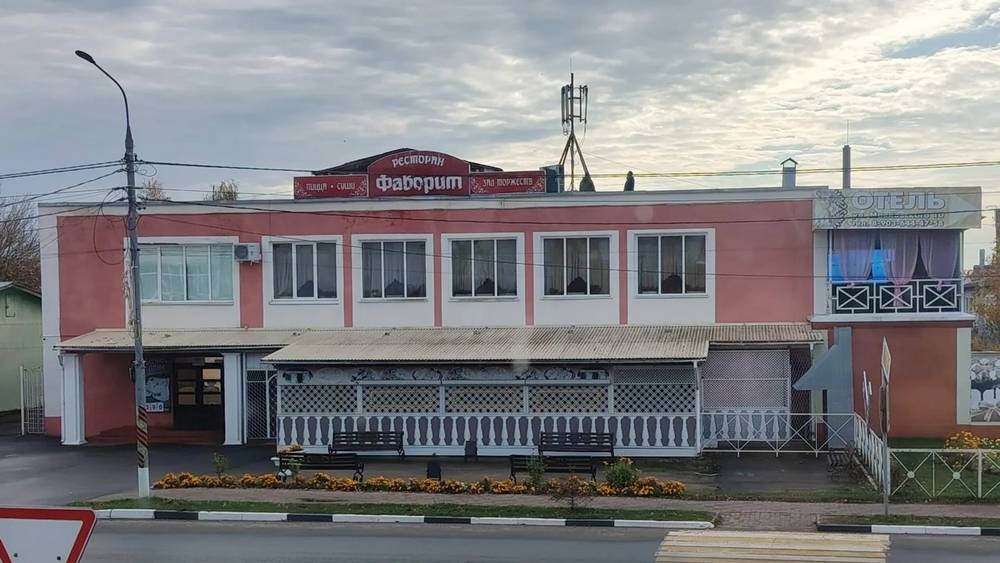 В обстреливаемом Погаре выставили на продажу ресторан, магазины и склад
