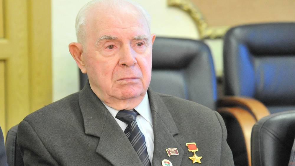 ФСБ рассказала о генерале, освобождавшем заложников захваченного в Брянске ЯК-40