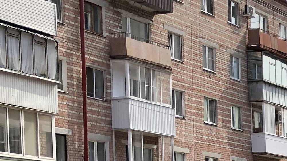 Брянских коммунальщиков оштрафовали на 60 тысяч за рассыпающийся балкон