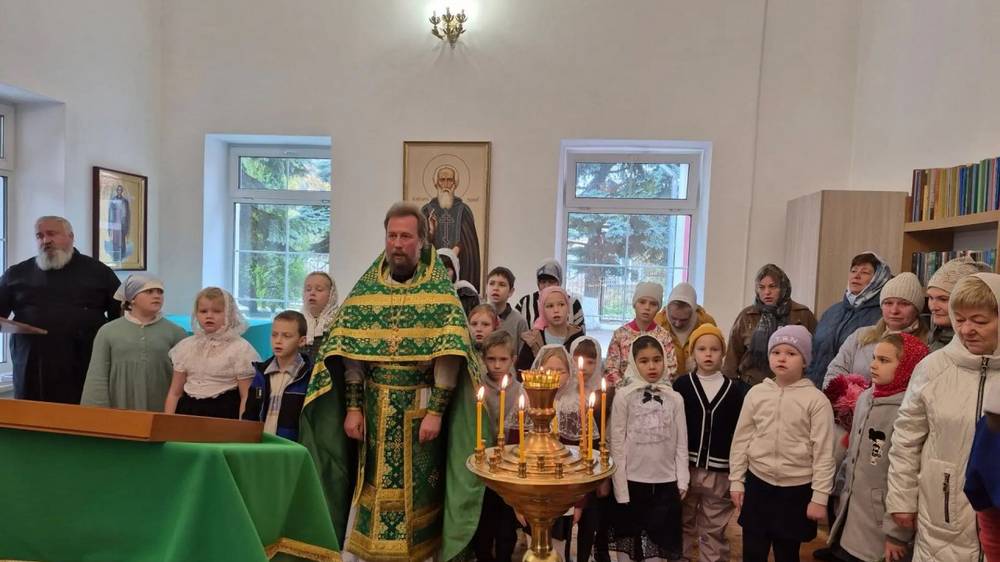 В храме поселка Локоть совершена детская Божественная литургия