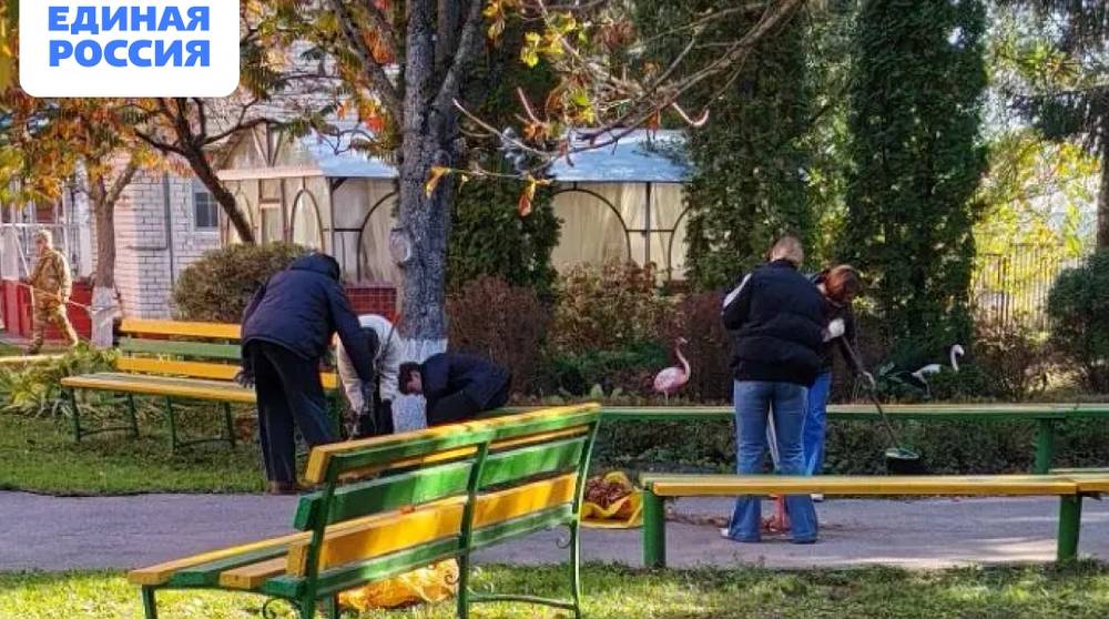 В Жирятинском районе партийцы помогли убрать территорию храма