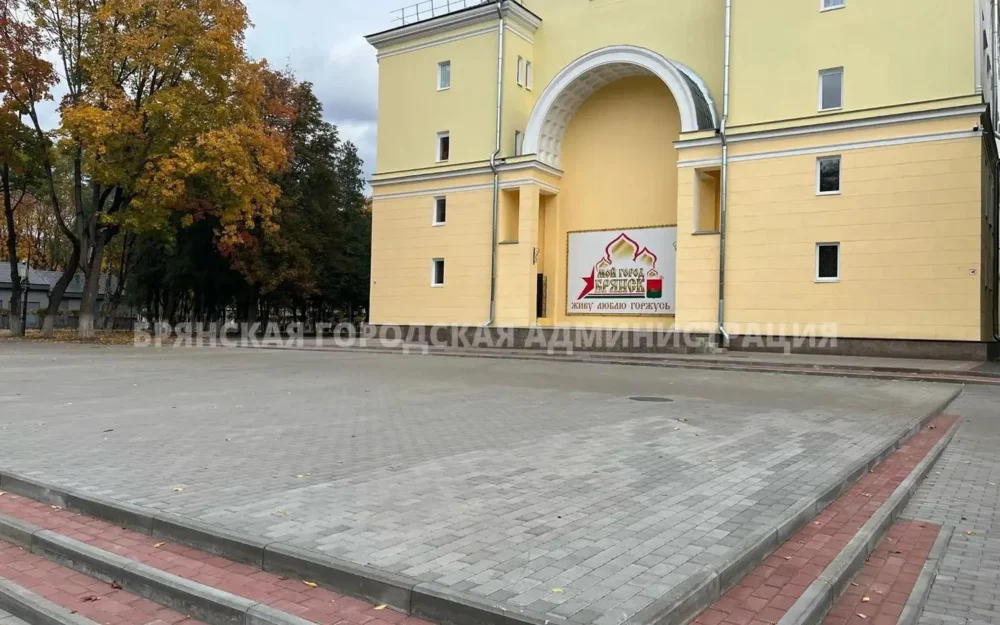 Возле ДК железнодорожников в Брянске установят 36 скамеек