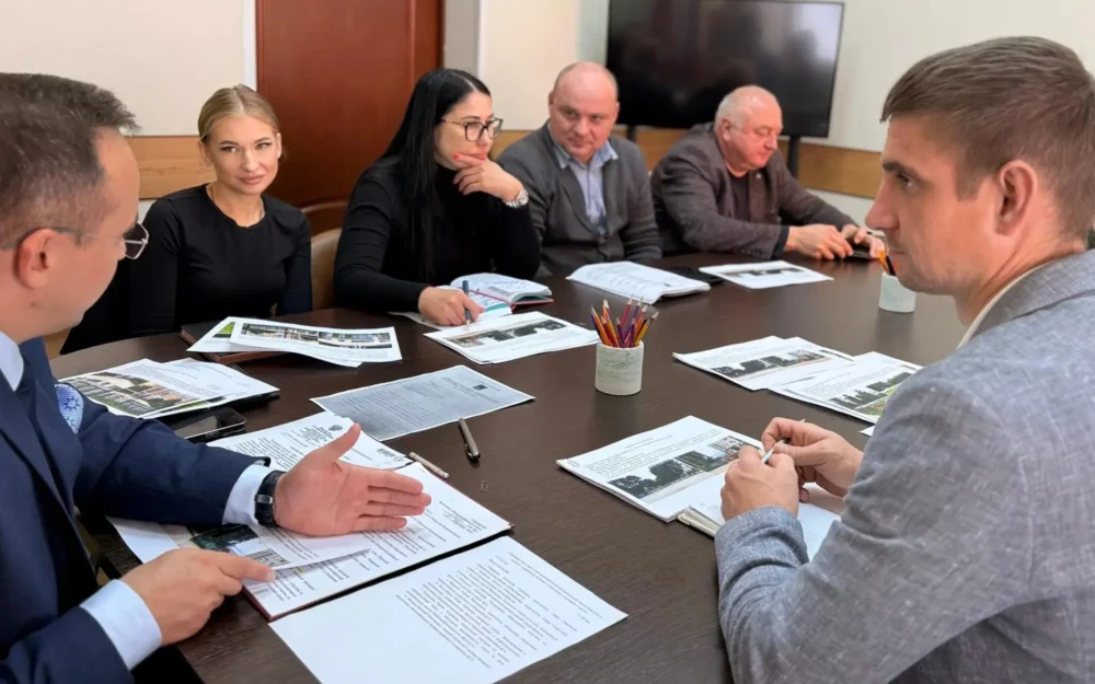 В Брянске решили проверить старые спортивные корты и детские площадки