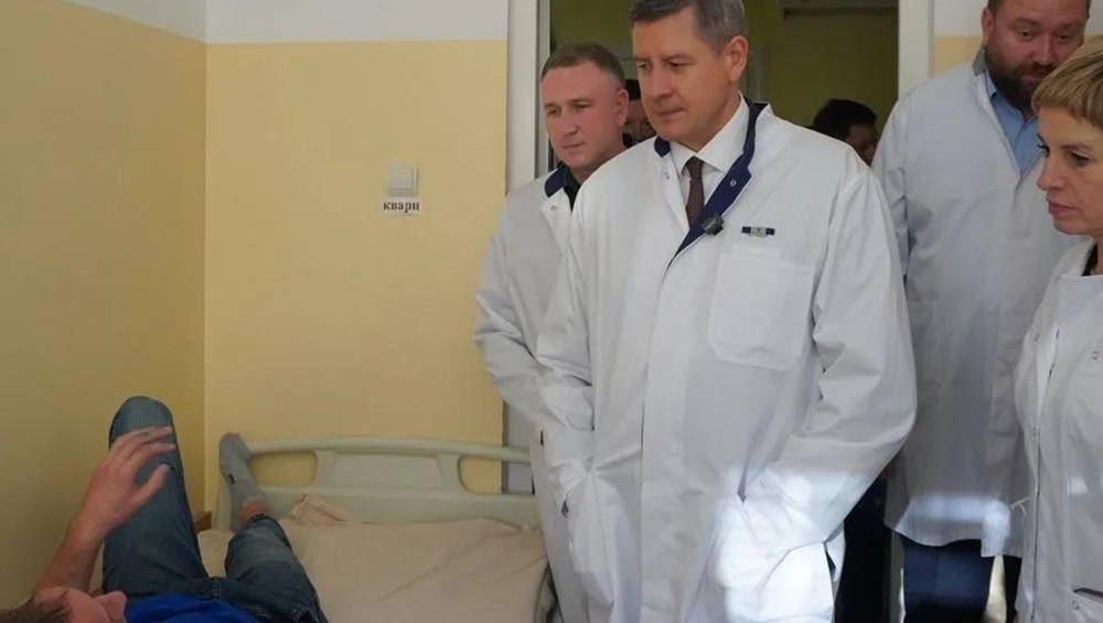 Брянский губернатор в больнице навестил пострадавших при атаке ВСУ пожарных