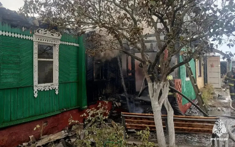 В Брянске 5 пожарных расчётов тушили огонь в частном доме на улице Киевской
