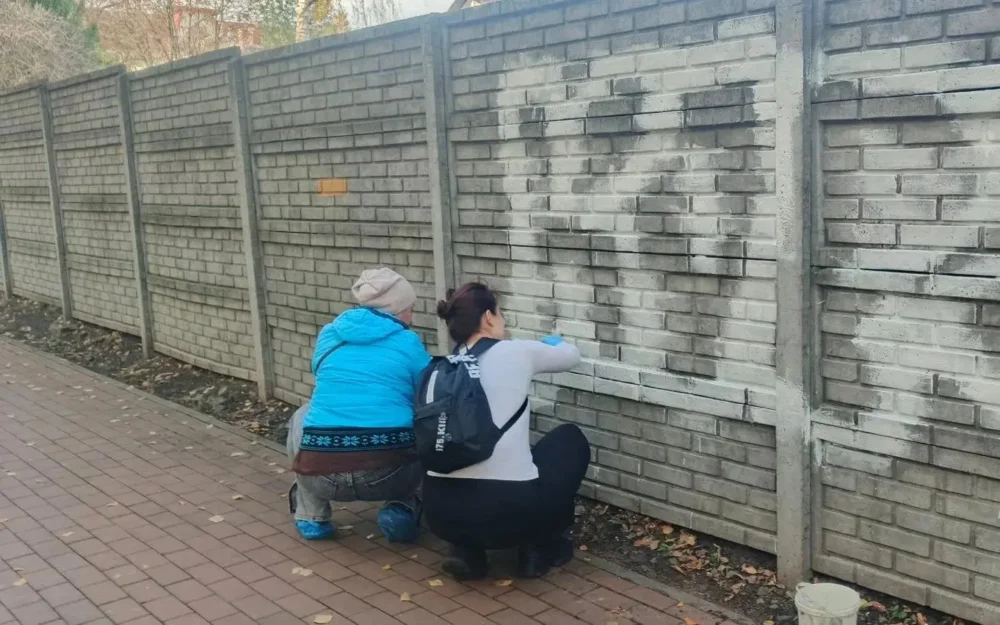 В Брянске чиновники вышли на улицы с кисточками и краской