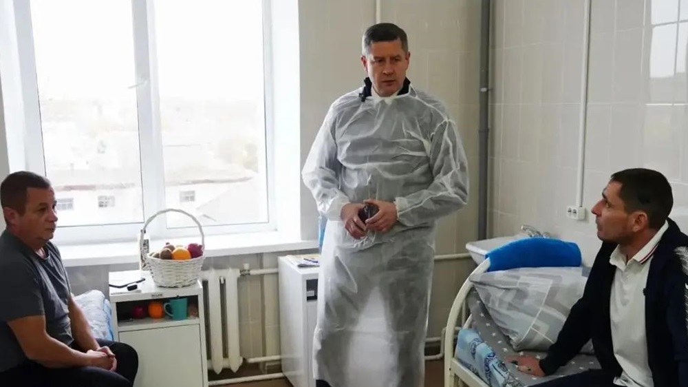 Брянский губернатор в больнице навестил раненных при ударе ВСУ по автобусу