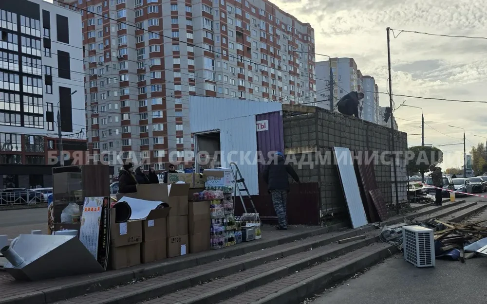 В Брянске демонтировали незаконный ларек шаурмы возле областной больницы