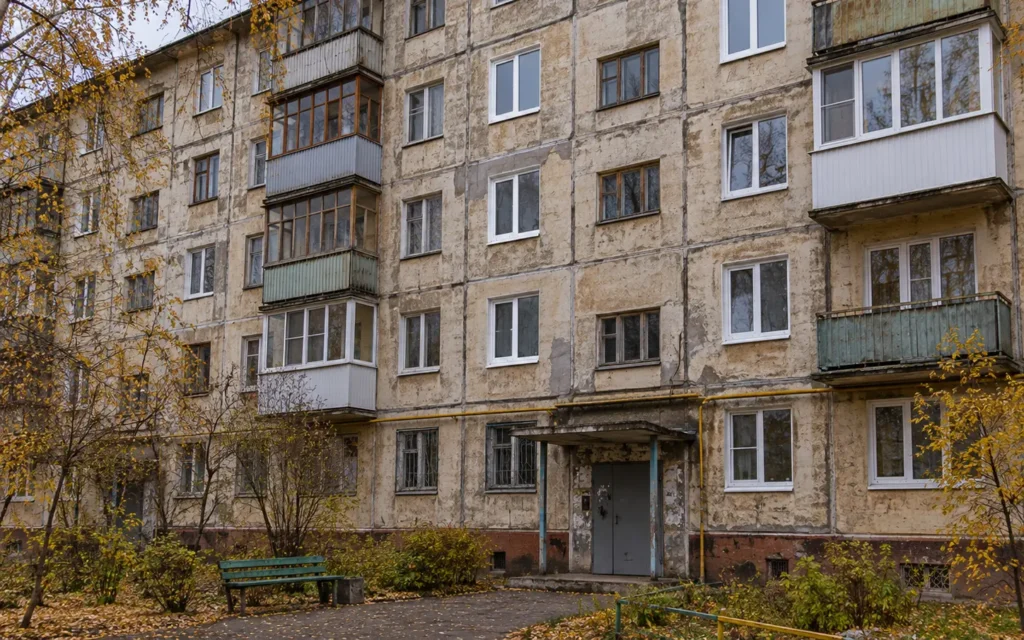 Брянец потребовал заменить окна в подъездах и проиграл суд управляющей компании