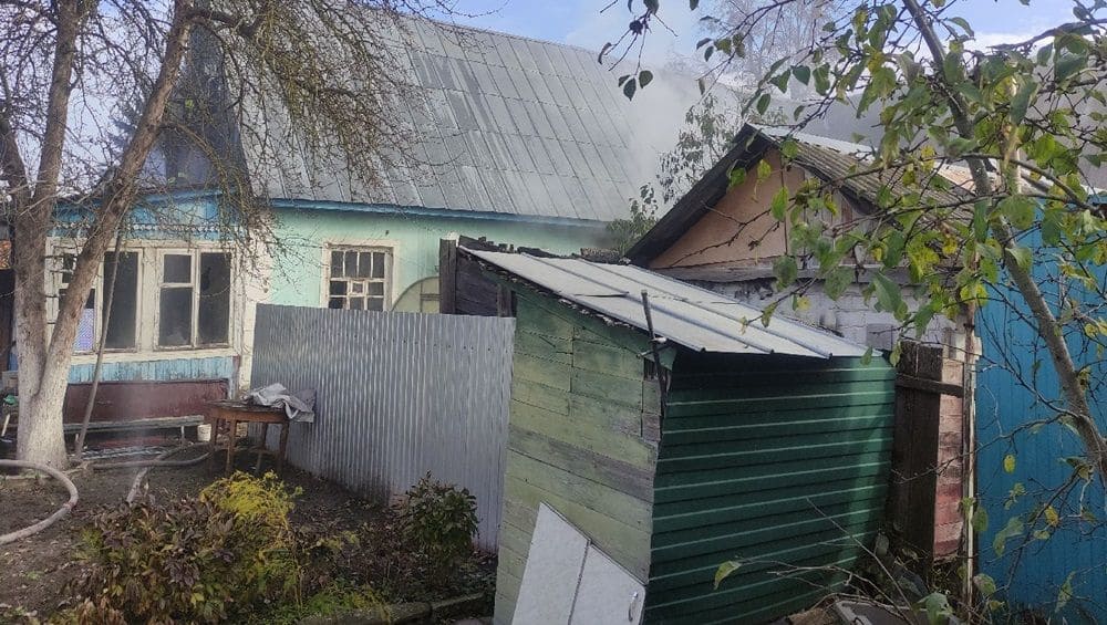 В Брянске сегодня утром потушили горевший дом на улице Виноградова