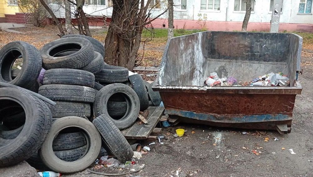 В Брянске контейнерные площадки завалили автопокрышками