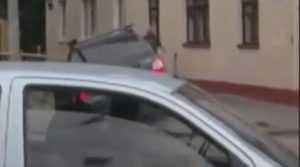 В центре Брянска легковушка снесла забор и едва не сбила мужчину