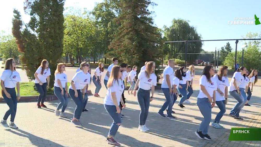 Юные брянцы перед отъездом в Крым зажигательно станцевали на площади