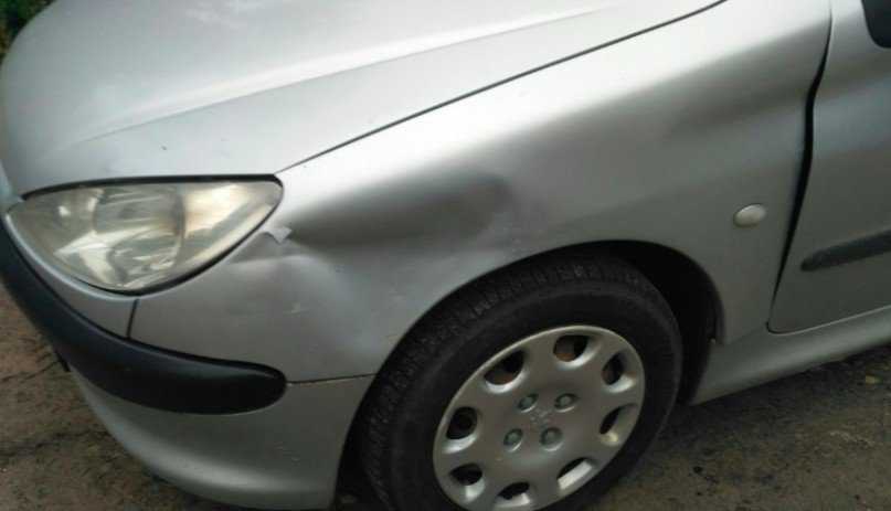 В Брянске разбили припаркованную иномарку – водитель ищет очевидцев