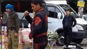 Жителей Брянска развеселил уличный концерт кубинца и бомжа