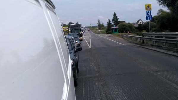 Дорожники заблокировали движение по федеральной трассе в Брянской области