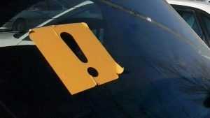 На брянской трассе покалечился врезавшийся в дерево водитель