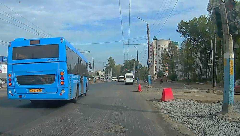 В Брянске водителю «синего» автобуса отомстили за проезд красный свет