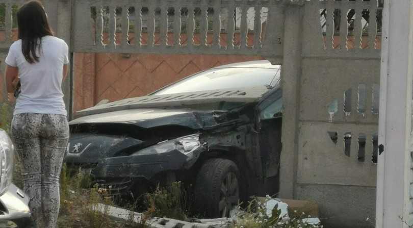 В Брянске водитель «Пежо» решительно пробил бетонный забор
