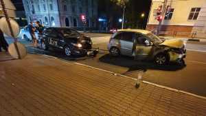 В центре Брянска ночью такси Uber столкнулось с другой легковушкой