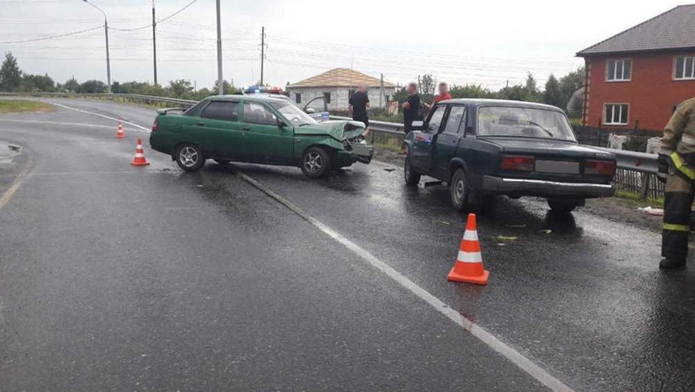 Трое пенсионеров пострадали при столкновении автомобилей под Брянском