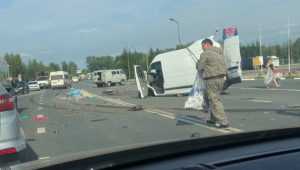 Под Брянском в ДТП с тягачом сплюснуло микроавтобус и разорвало УАЗ