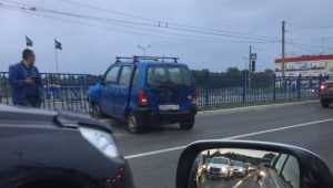 В Брянске малолитражка проломила ограждение на Московском проспекте