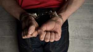 Брянец украл 55000 рублей у родителей друга для поездки за границу