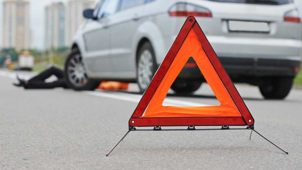 В Брянске водитель Renault сбил на «зебре» 27-летнюю женщину и скрылся