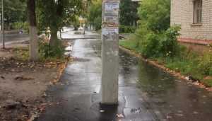 В Брянске озорные дорожники проложили тротуар через столб