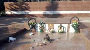 В брянском сквере Ленина гуляки устроили пиршество у Вечного огня