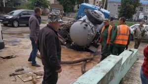 В Брянске ассенизаторская машина провалилась в люк на Харьковской