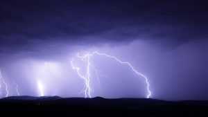 В Брянске объявили предупреждение из-за грозы и ураганного ветра