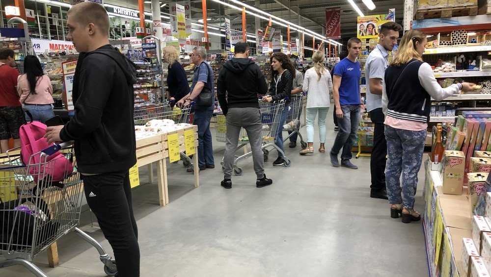 В Брянске закрытие магазинов «Журавли» привело к очередям в «Линии»