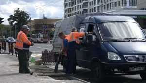 В Брянске на остановке начали укладывать ребристую плитку