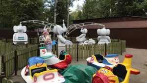В брянском парке «Соловьи» устанавливают карусели для самых маленьких