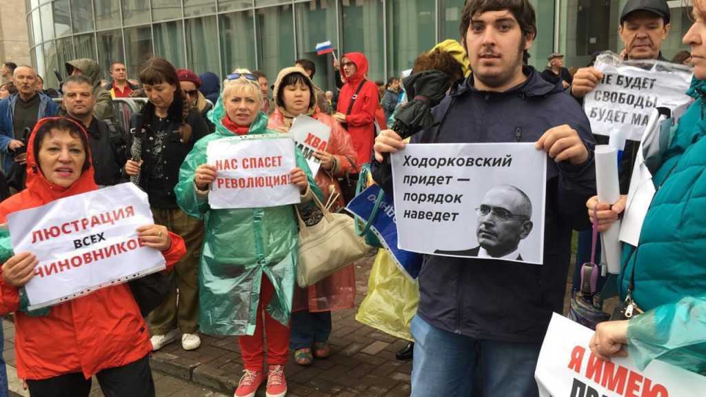 В столице закончился унылый митинг сытых москвичей