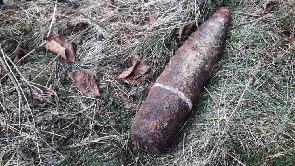 Под Брянском возле Партизанской поляны обнаружили снаряд