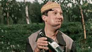 Житель Навли похитил 5 бутылок вина и 800 рублей из церковной лавки