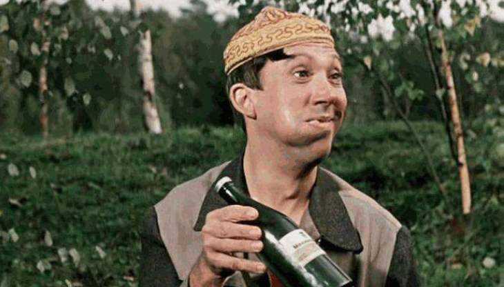 Житель Навли похитил 5 бутылок вина и 800 рублей из церковной лавки