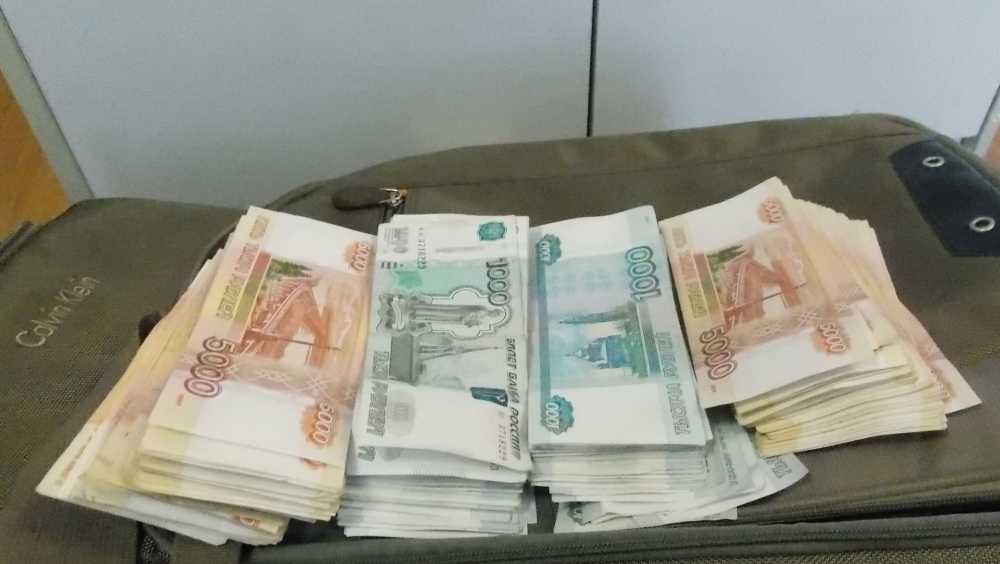 Брянские таможенники задержали в поезде украинца с миллионом рублей