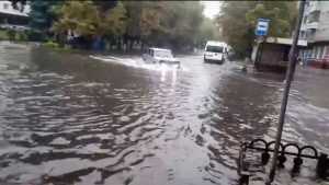 В Брянске улицы Бежицкого района затопило после дождя