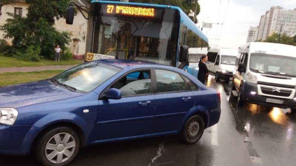 В Брянске не поделили дорогу легковушка и автобус № 27