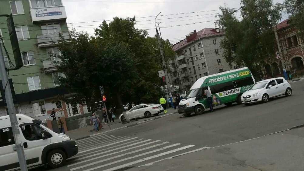 В Брянске возле «БУМ-сити» столкнулись легковушка и маршрутка