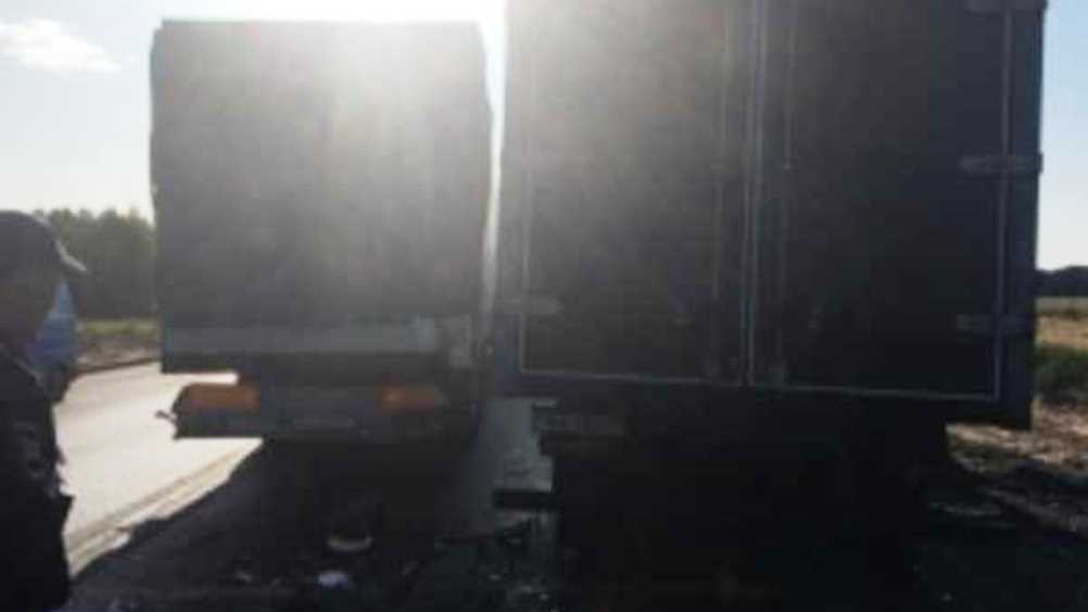 В Унечском районе столкнулись два грузовика и легковушка